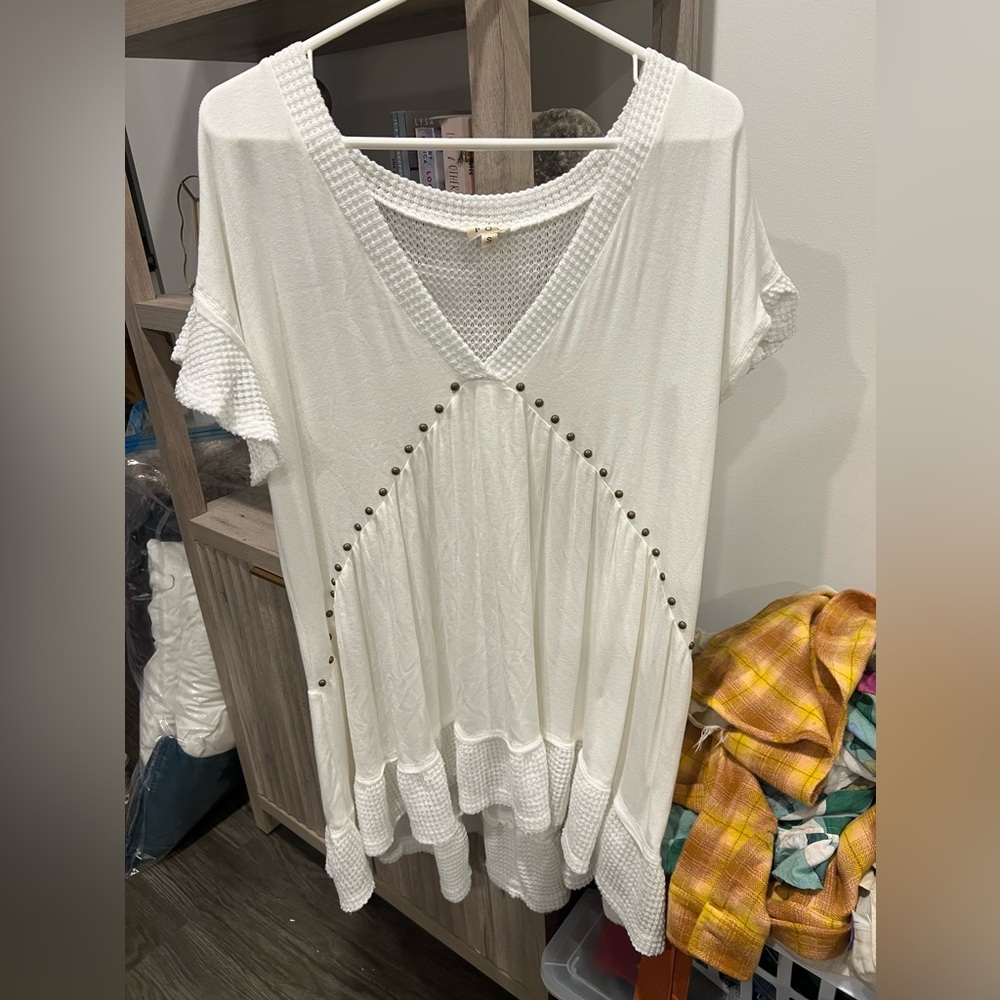 ☂️NWOT high low tunic with stud detailing